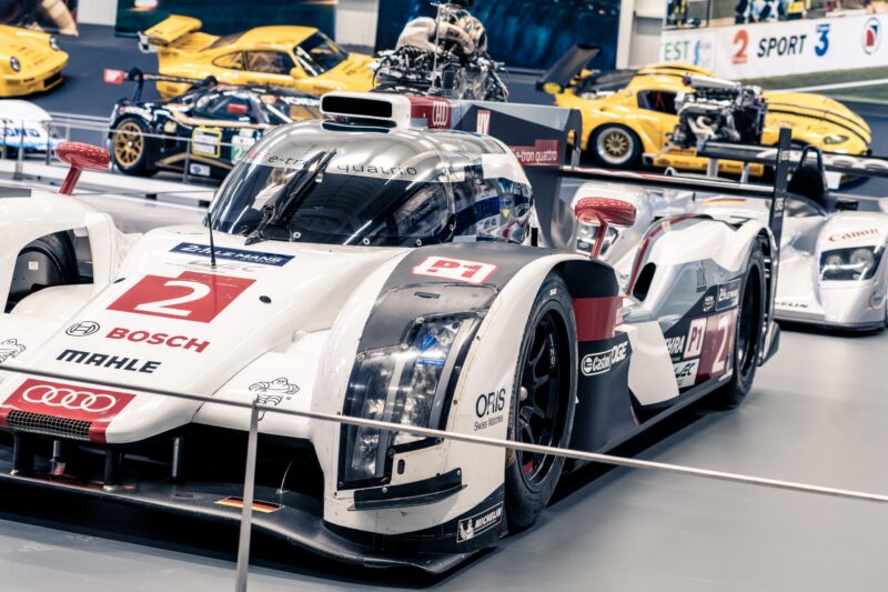 Rennwagen von Audi mit der Nummer 2 auf einer Ausstellung.