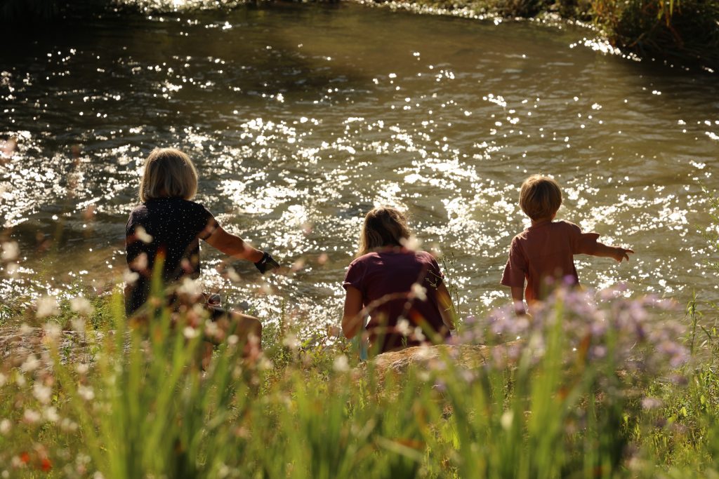 Ausflugstipp: Gartenschau Balingen 2023 – Ein blühendes Paradies für die ganze Familie 3 Ausflugstipp: Gartenschau Balingen 2023 – Ein blühendes Paradies für die ganze Familie Eyachterrassen Familie Abendstimmung %C2%A9Tine Bossenmaie