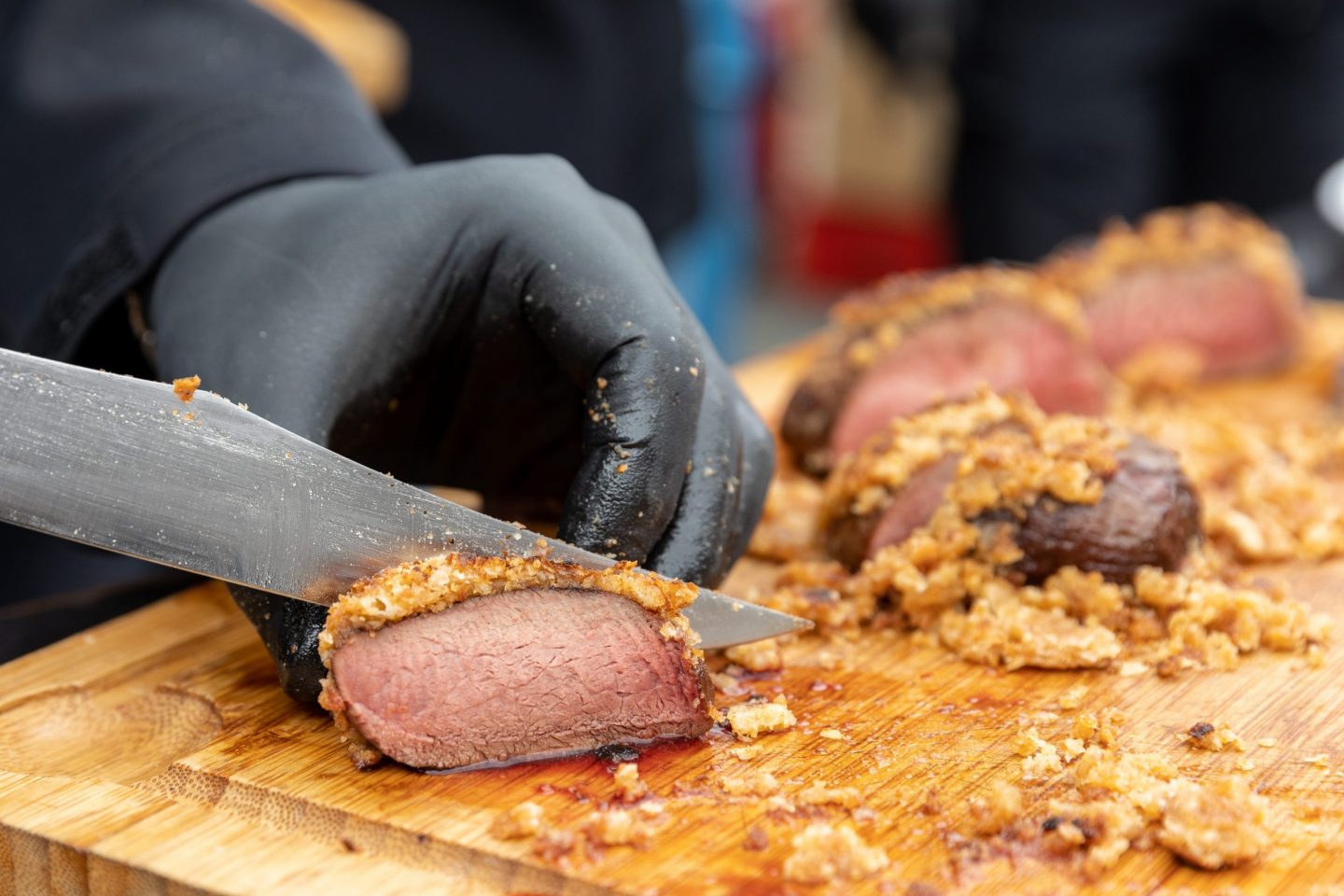 Nahaufnahme eines durchgeschnittenen Filetstücks.