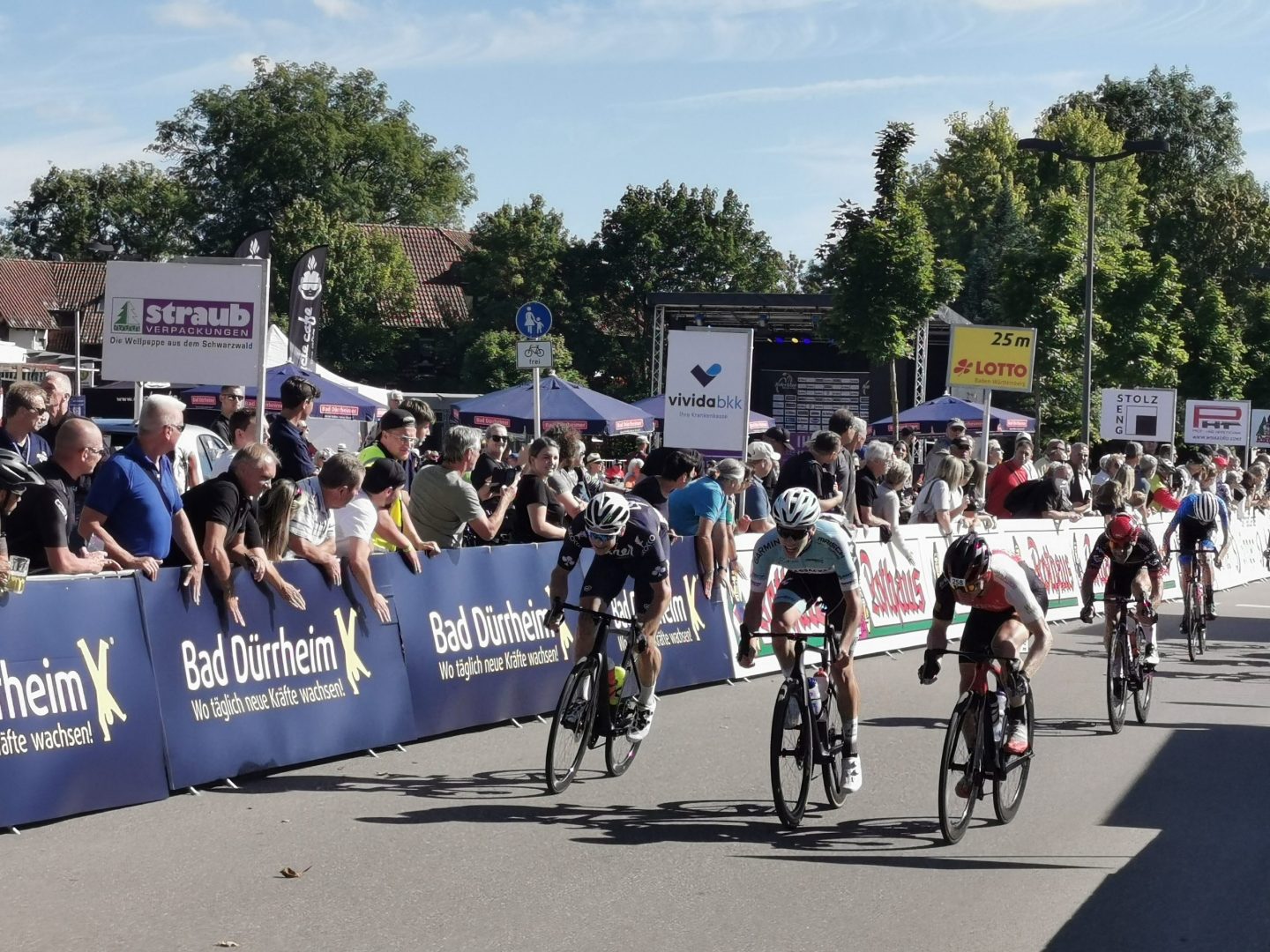 Radsportveranstaltung mit mehreren Fahrern und Zuschauern in Bad Dürkheim.