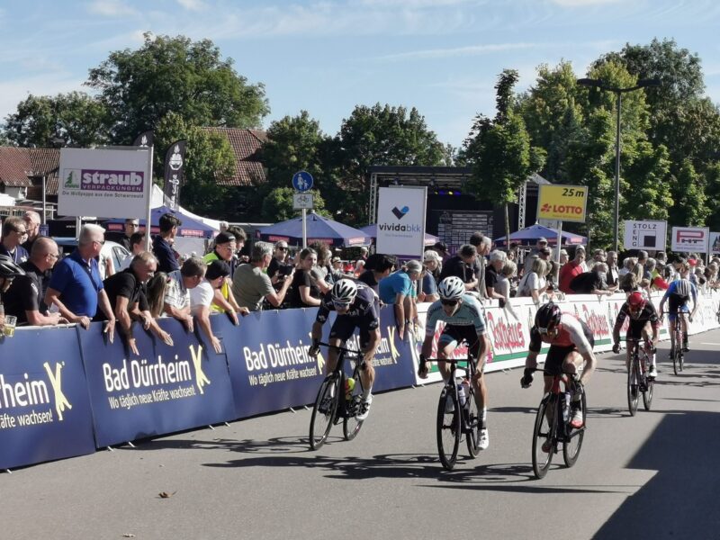 Radsportveranstaltung mit mehreren Fahrern und Zuschauern in Bad Dürkheim.