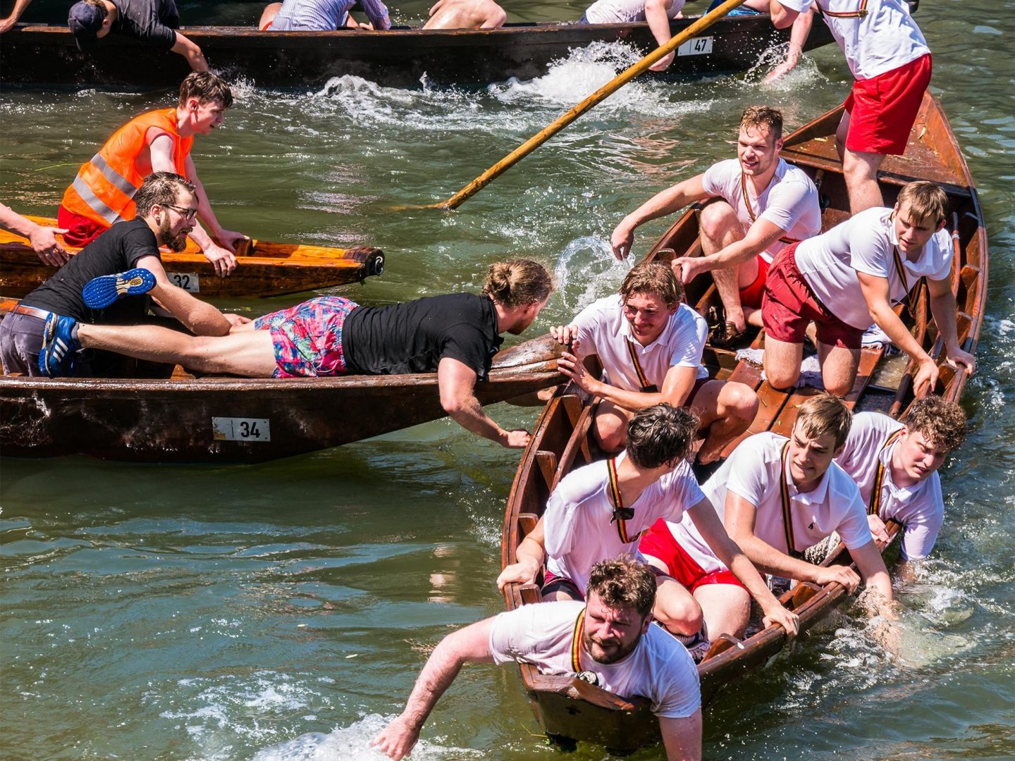 Spektakel auf dem Wasser: Das Stocherkahnrennen in Tübingen