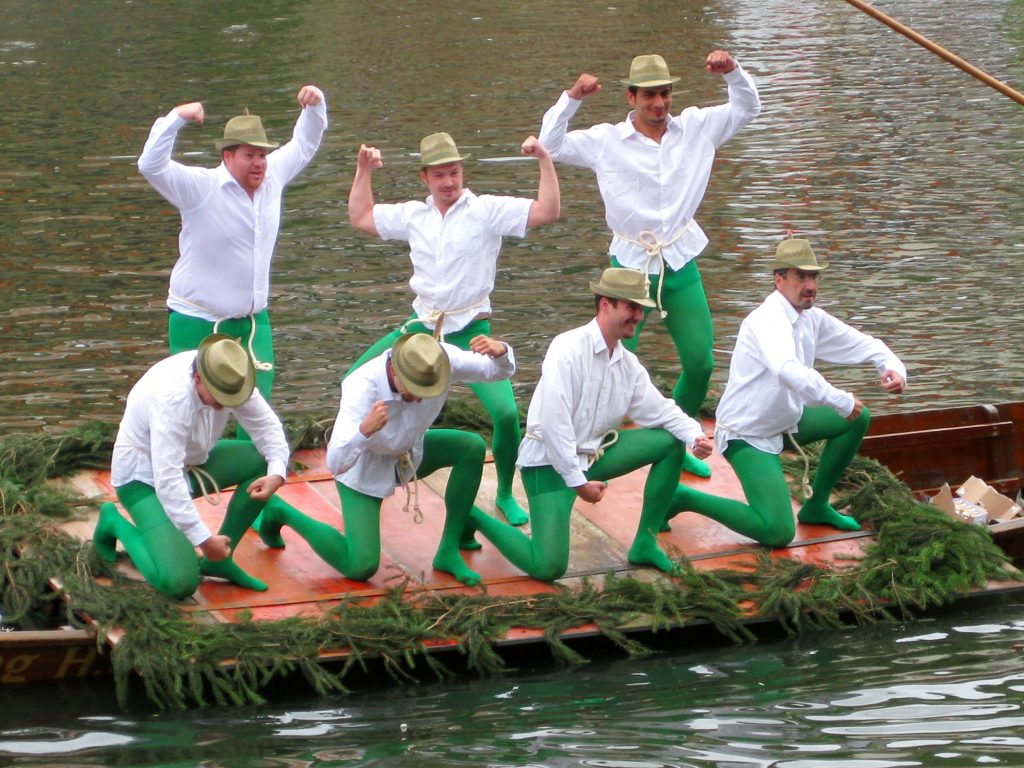 Spektakel auf dem Wasser: Das Stocherkahnrennen in Tübingen Stocherkahnrennen Kostuem 2 Foto Barbara Honner c Verkehrsverein Tuebingen