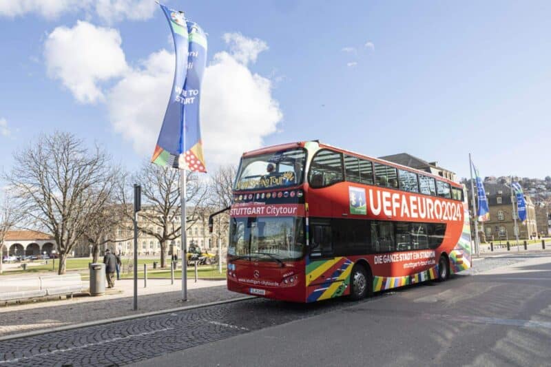 Doppeldeckerbus mit UEFA EURO 2024 Werbung in Stuttgart.