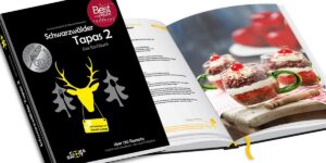 Kochbuch 'Schwarzwälder Tapas 2' mit Rezepten und Bildern von Speisen.