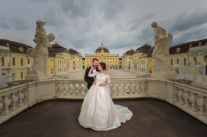 Hochzeitsfoto eines Paares vor einem historischen Gebäude.