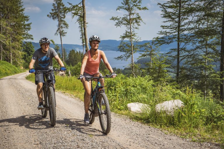 Radeln durch den Zauber des Hochschwarzwalds: 3 Atemberaubende Routen für Touren mit Abkühlung
