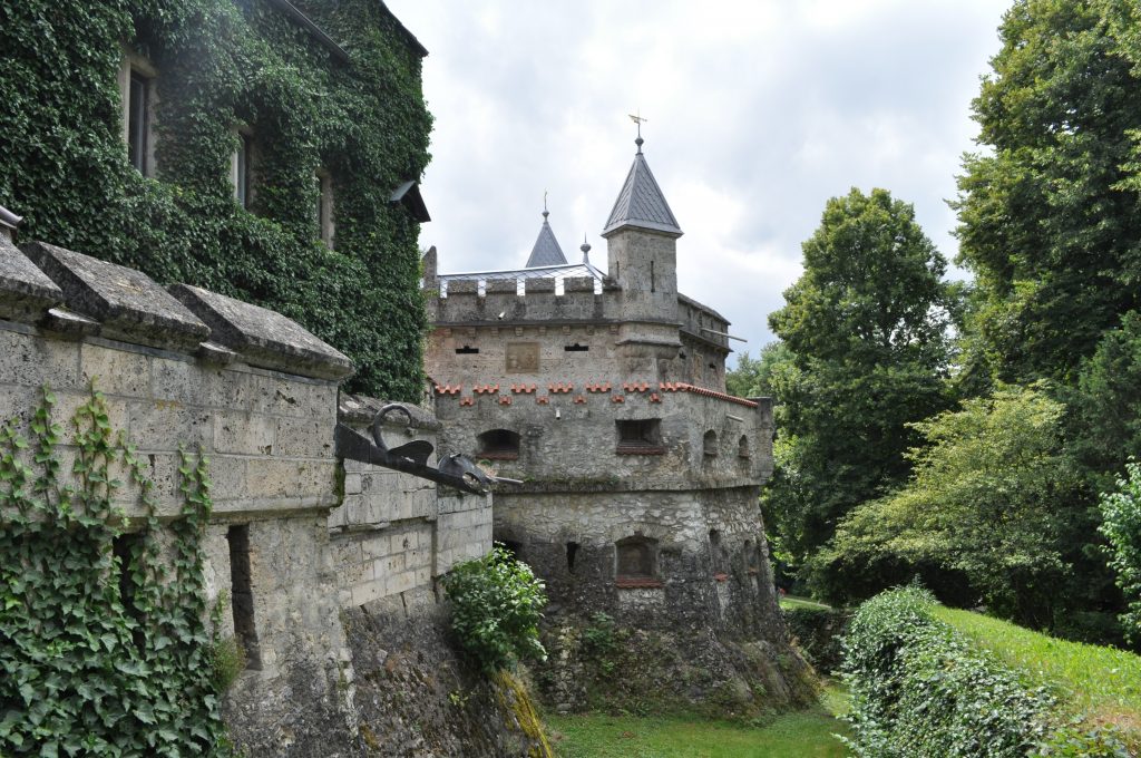 Das Schloss Lichtenstein ist auch bekannt als 'Märchenschloss Württembergs', da es in Baustil und Einrichtung die Romantik weiterleben lässt. So versteht es sich als eine Huldigung an das Mittelalter.