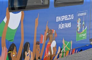 Bunte Grafiken auf einem Bus, der für die UEFA Euro 2024 wirbt.