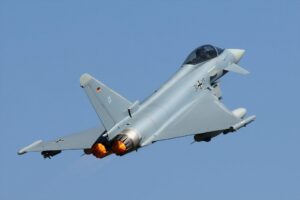 Ein Eurofighter im Steigflug mit sichtbaren Triebwerken.