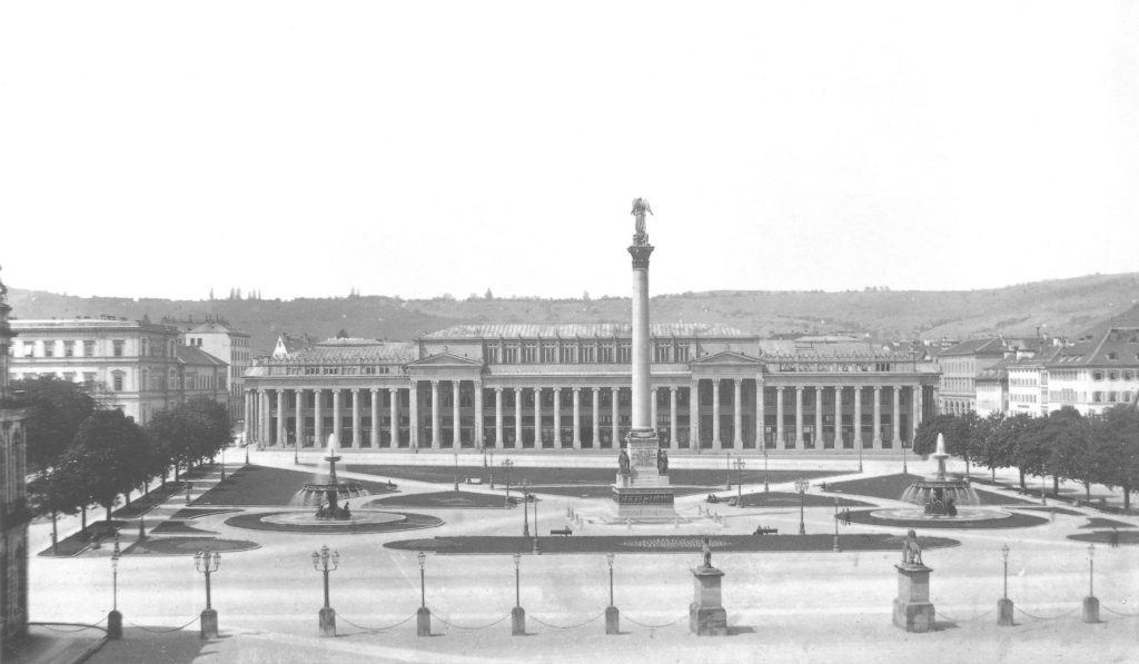 Der Schlossplatz in Stattgart um 1870 mit Kronprinzenpalais (links), Königsbau (Mitte) und Hotel Marquardt (rechts) Foto: Gemeinfrei