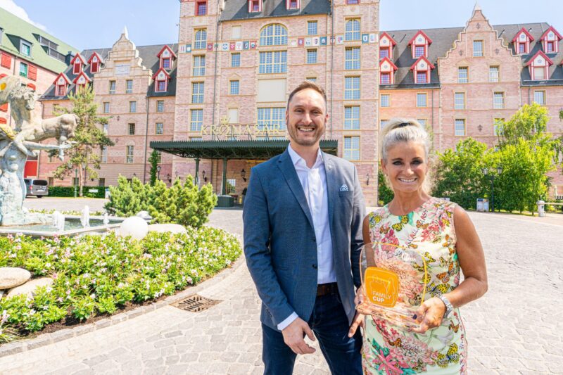 Mann und Frau stehen vor einem Hotel mit Auszeichnung.