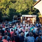 Die „VON DAHEIM-Tour“ 2023: Kabarett auf der Wanderbühne