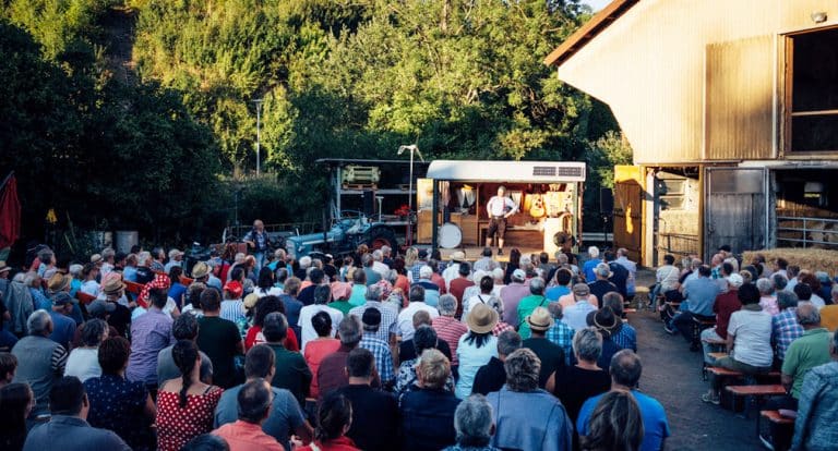 Die „VON DAHEIM-Tour“ 2023: Kabarett auf der Wanderbühne