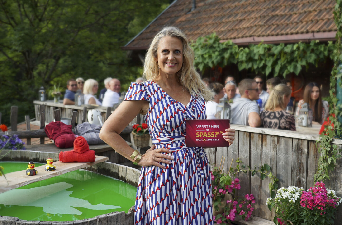 Für die Sommerausgabe von „Verstehen Sie Spaß?“ meldet sich Barbara Schöneberger diesmal aus dem idyllischen Bergdorf Bader Alm im Schwarzwald.