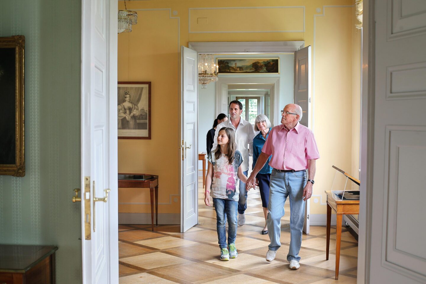 Eintauchen in eine königliche Welt - mal anders! Das einladende Ambiente des Schlosses Kirchheim begeistert Besucher von jung bis alt.