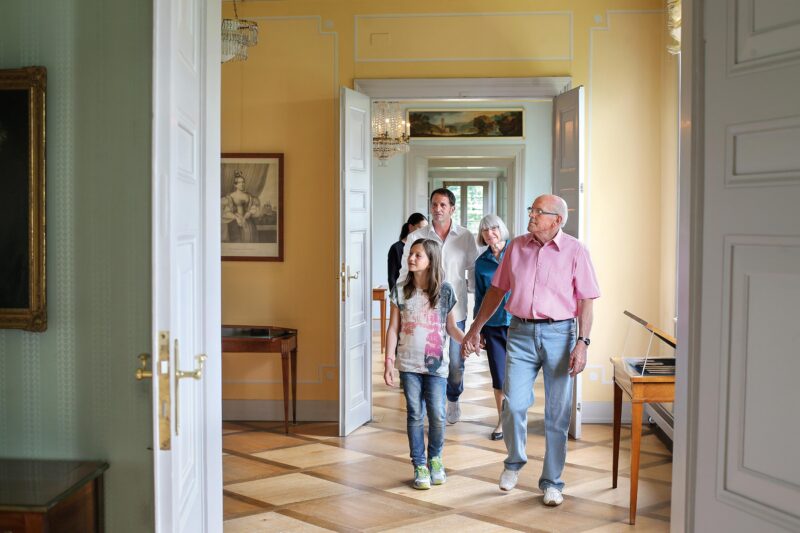 Eintauchen in eine königliche Welt - mal anders! Das einladende Ambiente des Schlosses Kirchheim begeistert Besucher von jung bis alt.