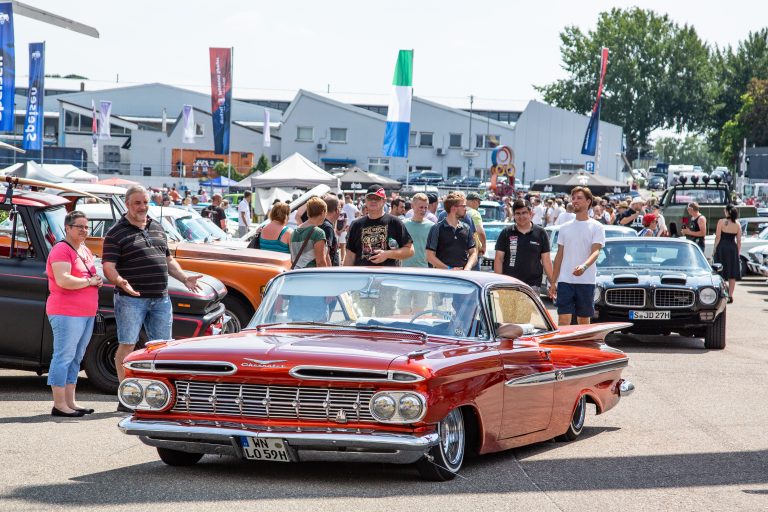 Von Muscle Cars und Rock’n’Roll: Sinsheims US-Car Treffen erweckt die Ära der Chromgiganten