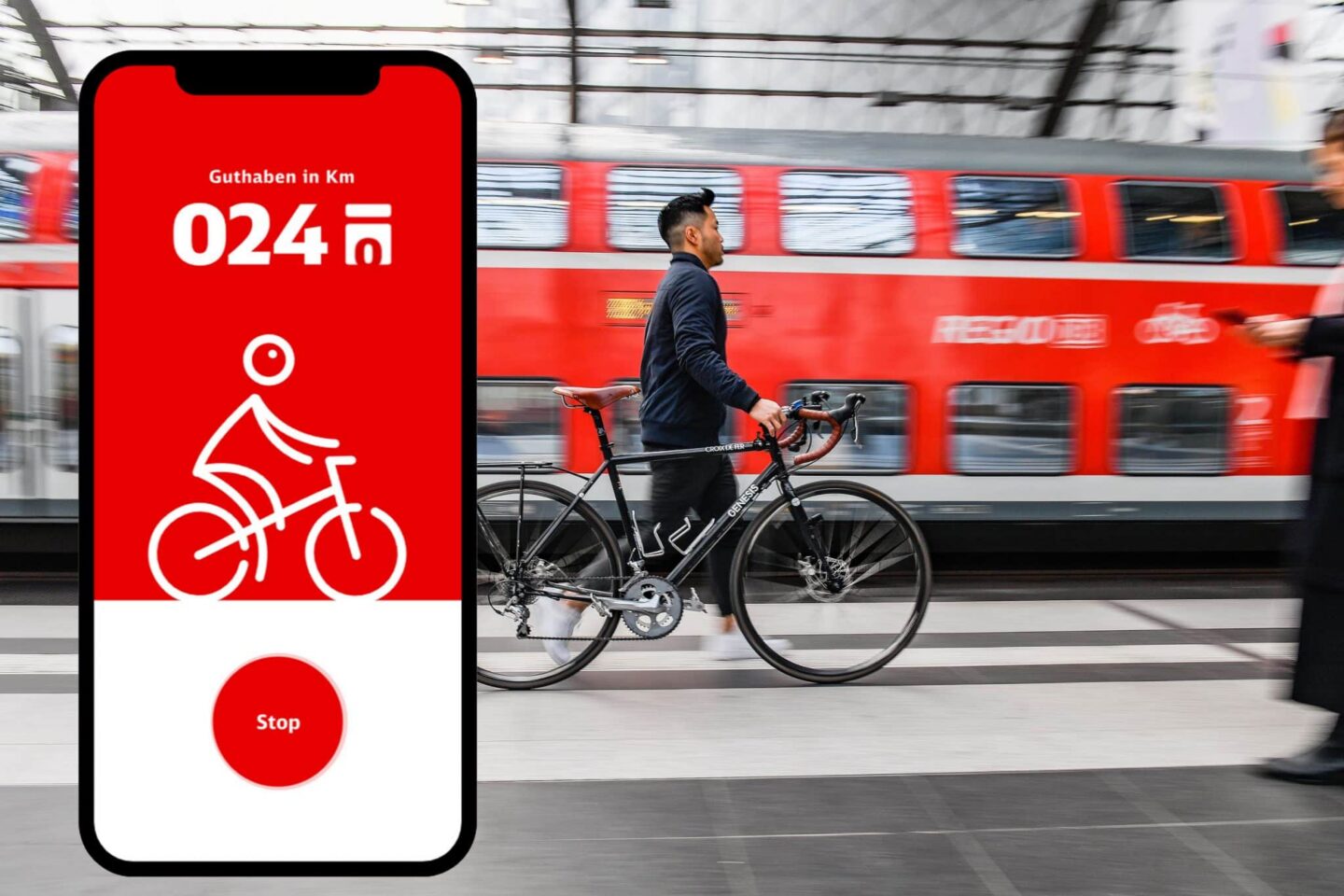 Mann mit Fahrrad an einem Bahnhof, Smartphone mit App im Vordergrund.