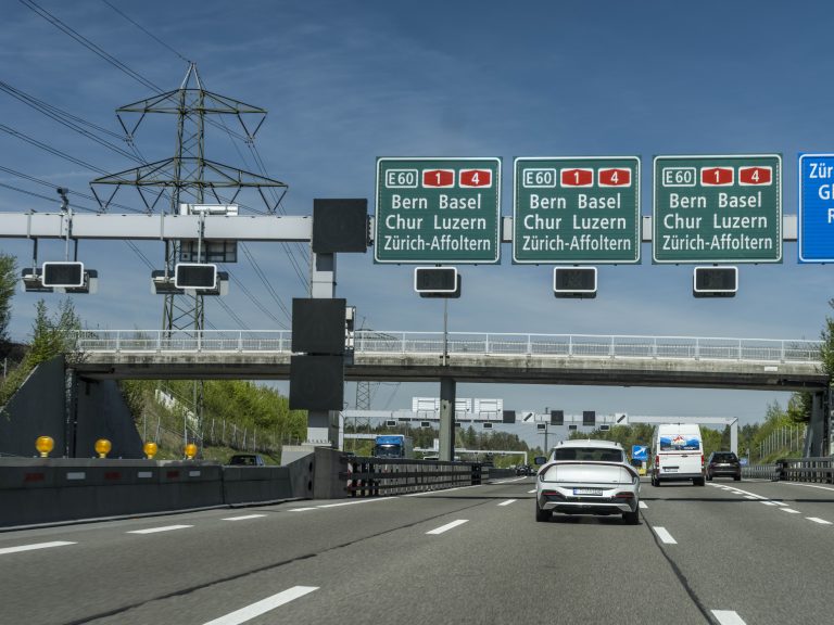 4 unerwartete Verkehrsregeln in Europa, die du niemals erraten würdest!