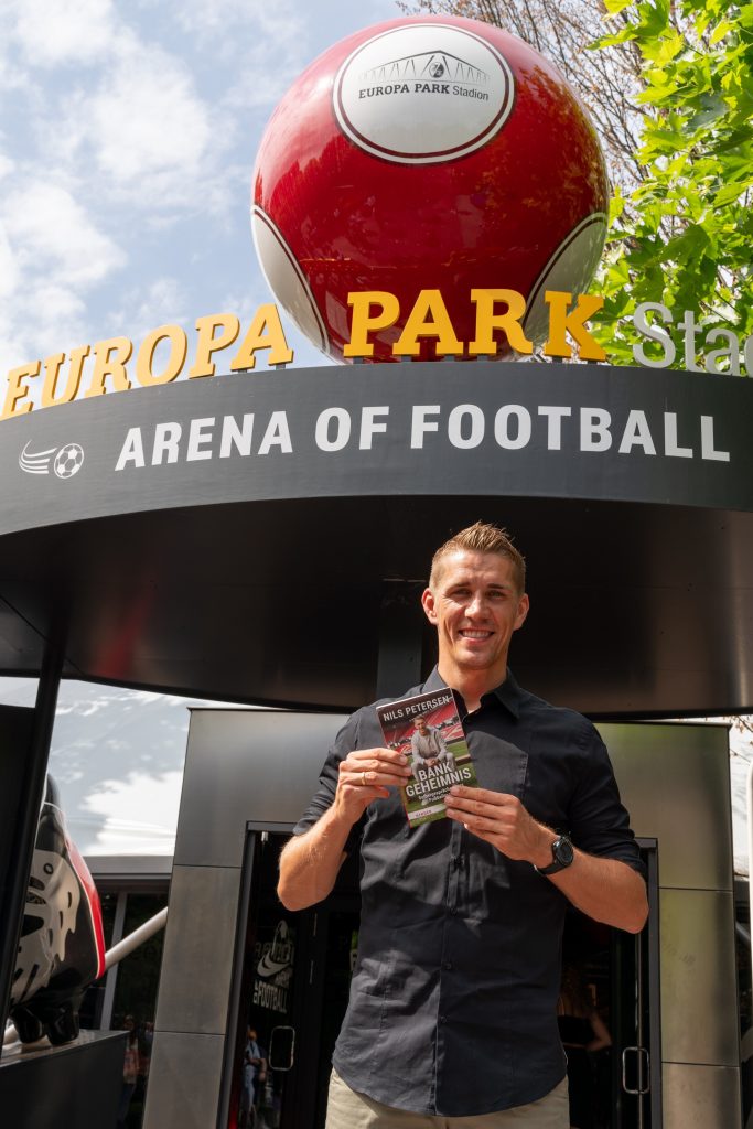 Rekordhalter Nils Petersen vor der "Arena of Football" im Europa-Park