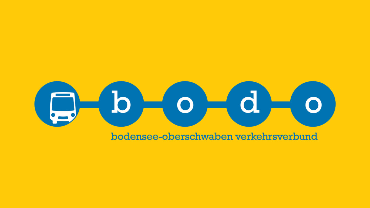 Logo des Bodensee-Oberschwaben Verkehrsverbunds auf gelbem Hintergrund.