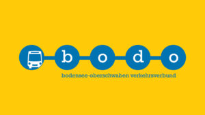 Logo des Bodensee-Oberschwaben Verkehrsverbunds auf gelbem Hintergrund.