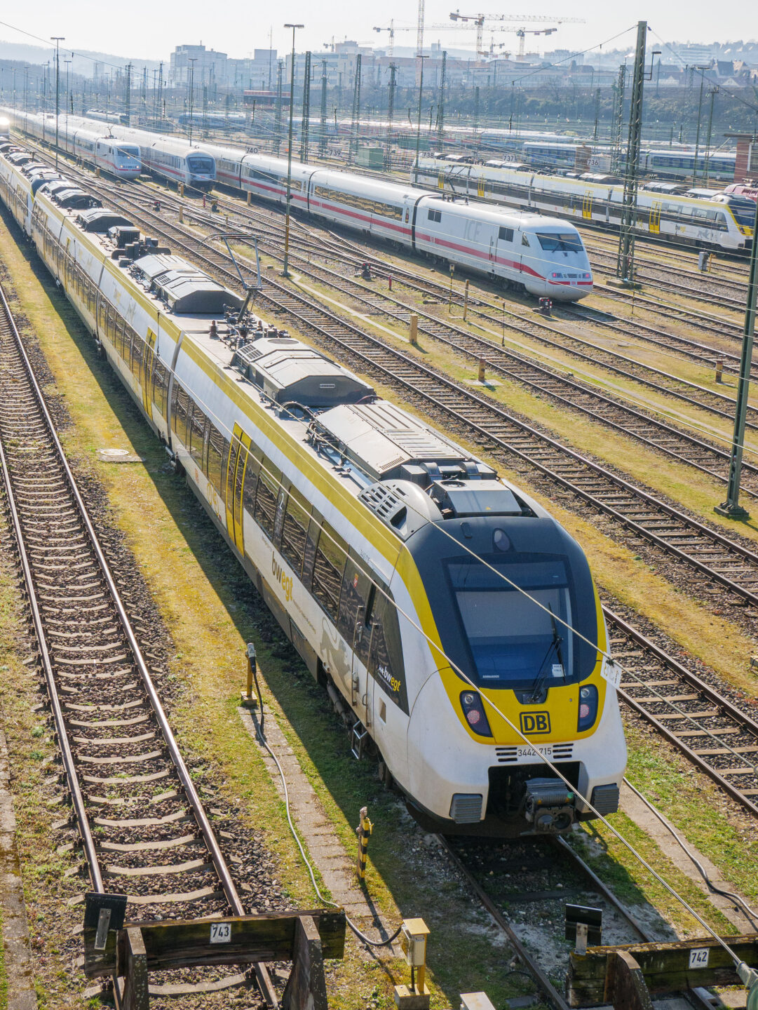 Zug der Deutschen Bahn auf einem Bahnhof mit mehreren Gleisen.