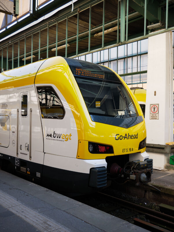 Gelber Zug der Go-Ahead am Bahnhof.