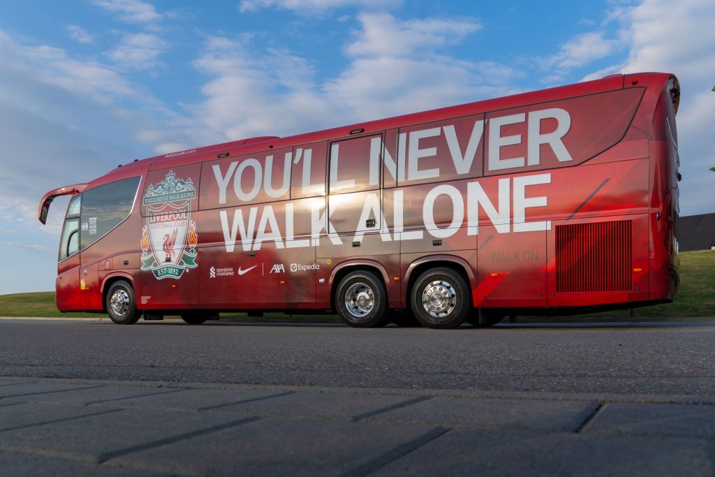 Ein roter Bus, ein Luxushotel und eine Stadt im Fußballfieber: FC Liverpool in Donaueschingen