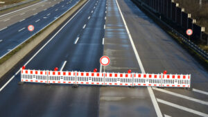 Blick auf eine gesperrte Autobahn mit Absperrung und Verkehrsschildern.