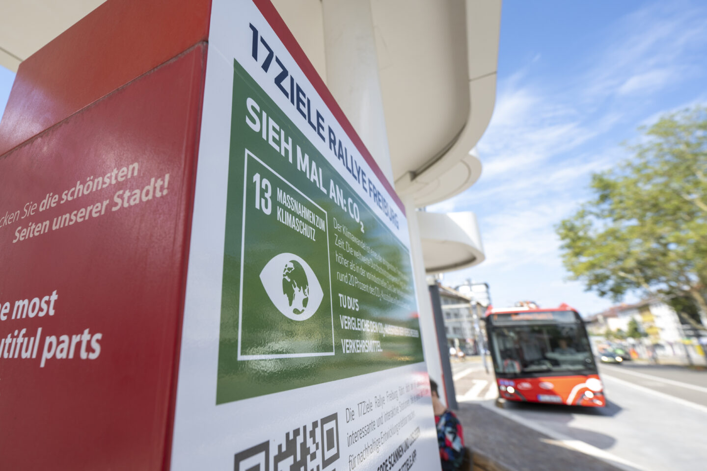 Informationsschild zur Rallye mit Fokus auf Klimaschutz und Sehenswürdigkeiten.