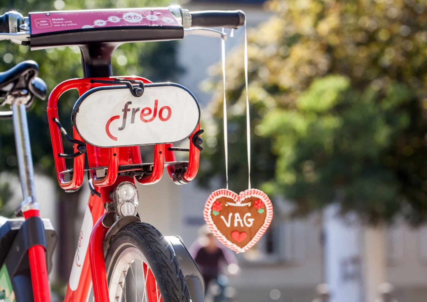 Rotes Fahrrad mit frelo-Schild und Lebkuchenherz mit der Aufschrift 'VAG'.