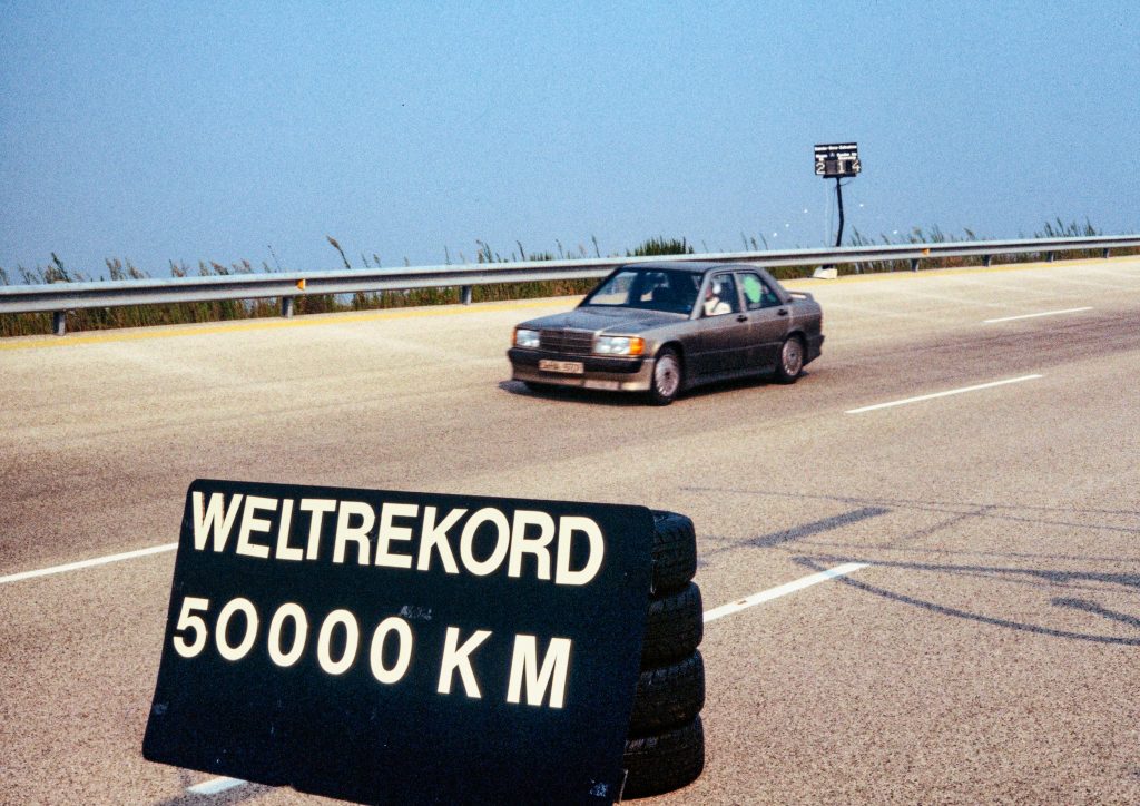 Weltrekordfahrt mit dem Mercedes-Benz 190 E 2.3-16 auf der Hochgeschwindigkeitsstrecke in Nardò (Italien), 1983. Fahrzeug des Teams „grün“ nach der gut 200-stündigen Rekordfahrt über 50.000 Kilometer. 
