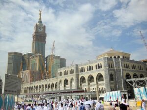 Blick auf das Abraj Al Bait mit Wolkenkratzern und Menschenmengen.