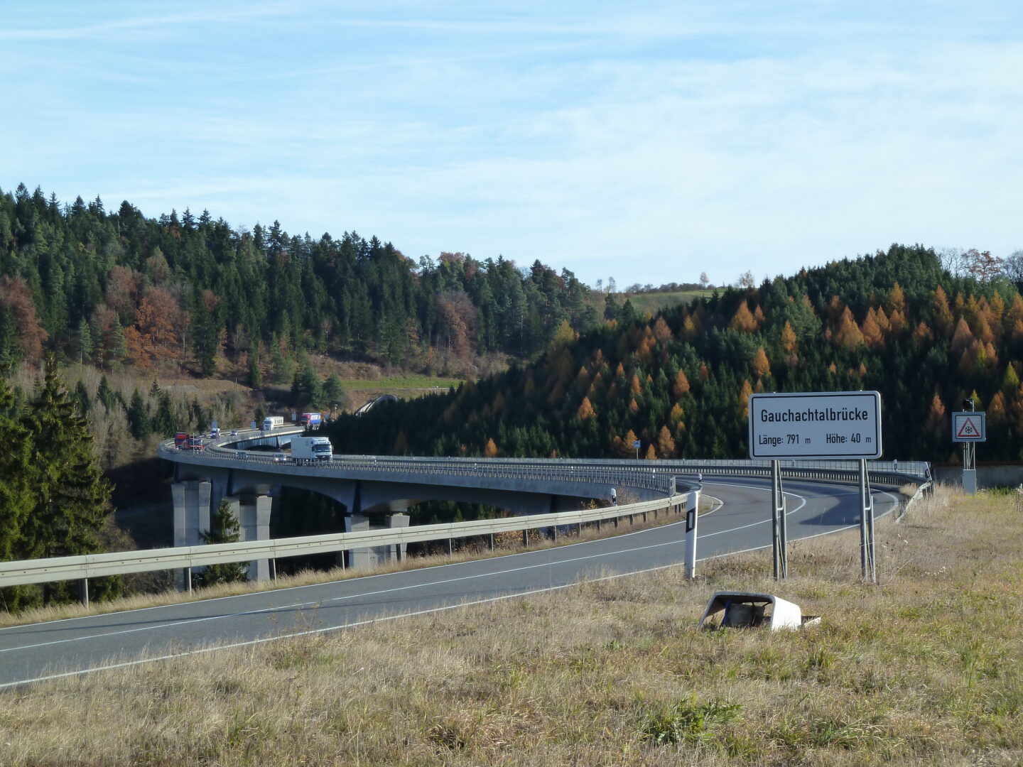 Blick auf die Gauachtalbrücke mit Wald im Hintergrund.