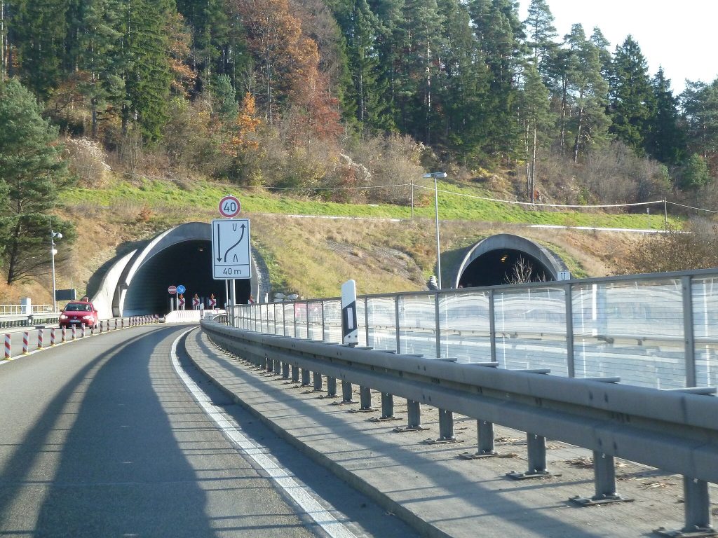 Westportal des Tunnels Döggingen und Teile der Gauchaltalbrücke
