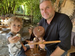 Mann und Kind mit Handwerkszeug in einer natürlichen Umgebung.