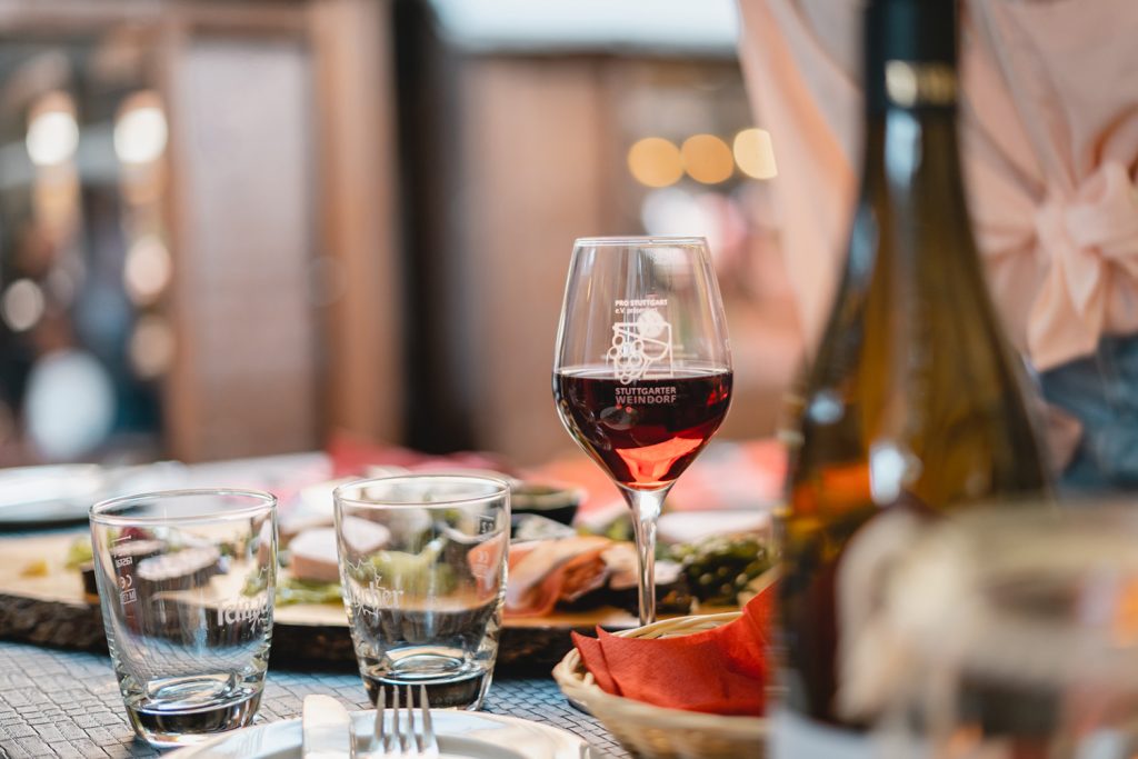 Kulinarische Köstlichkeiten zwischen den Weinständen beim Weindorf Stuttgart