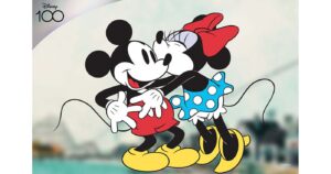 Mickey und Minnie Mouse umarmen sich in bunten Outfits.