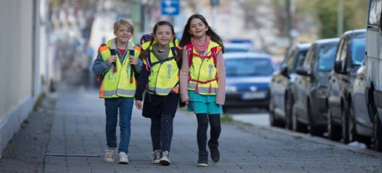 Der Laufbus: Wie die ADAC Stiftung Kinder sicher zur Schule bringt und Elterntaxis überflüssig macht