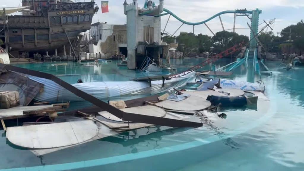 Schockmoment in Rust: Tauchshow-Turm kollabiert und stürzt während der Show auf Atlantica SuperSplash – sieben Verletzte!