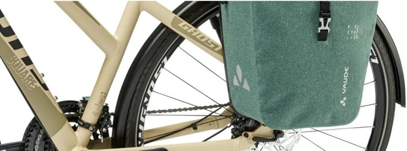 Detailaufnahme eines Fahrrads mit einer grünen Fahrradtasche.