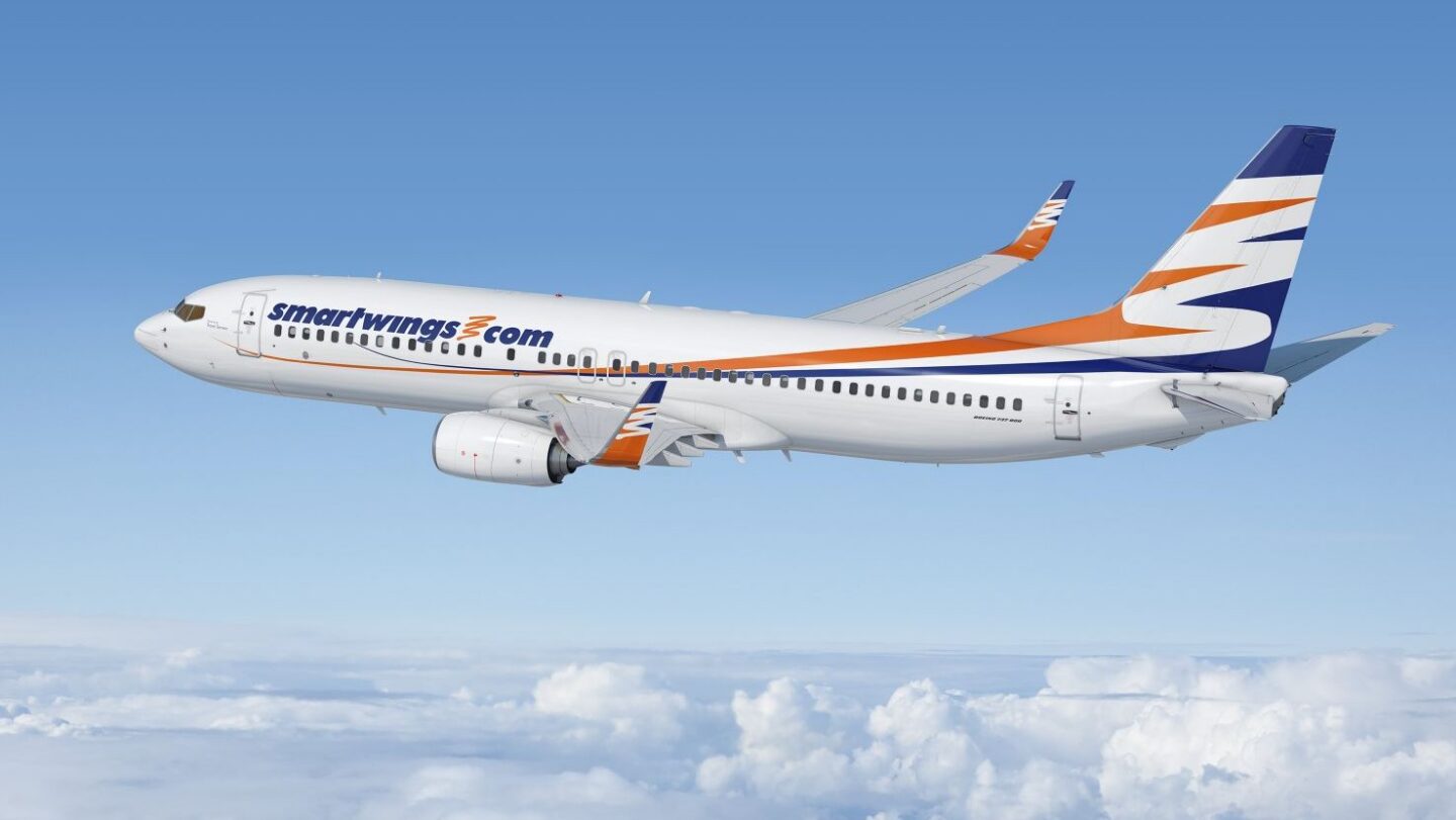 Smartwings Flugzeug fliegt über Wolken.
