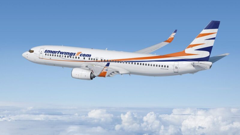 Smartwings Flugzeug fliegt über Wolken.