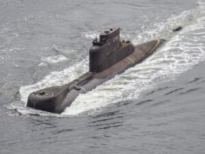 U-Boot fährt durch das Wasser mit Wellen um sich herum.