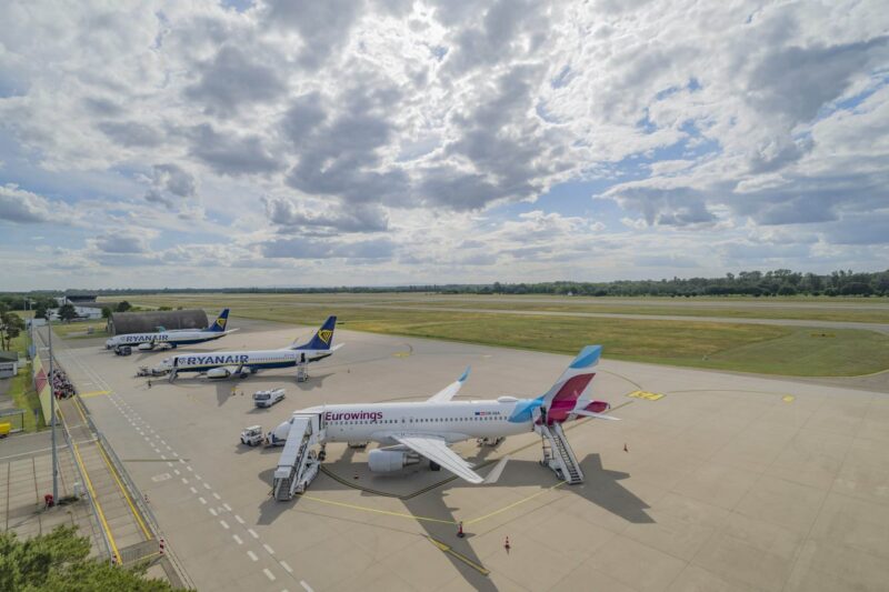 Flughafen mit Eurowings- und Ryanair-Flugzeugen auf dem Rollfeld.