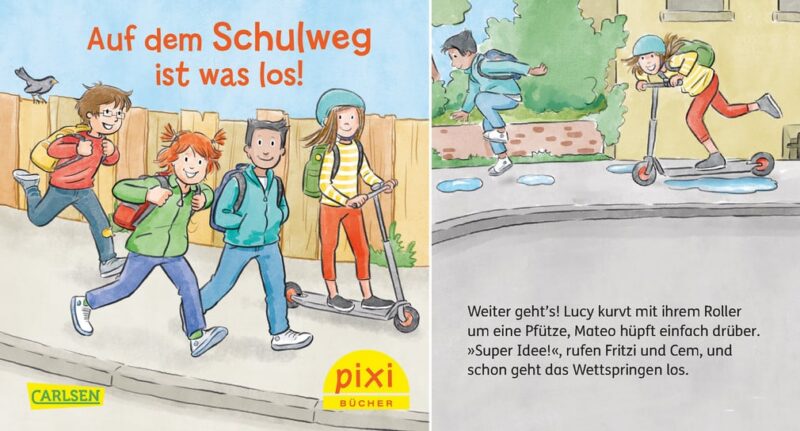 Vier Kinder auf dem Schulweg, zwei mit Rollern, fröhliche Stimmung.