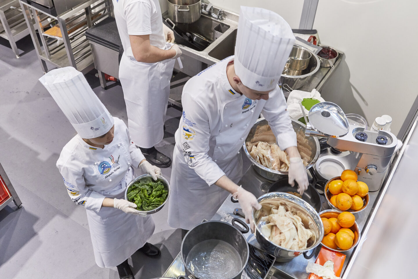 Köche in einer modernen Küche bereiten Zutaten vor.