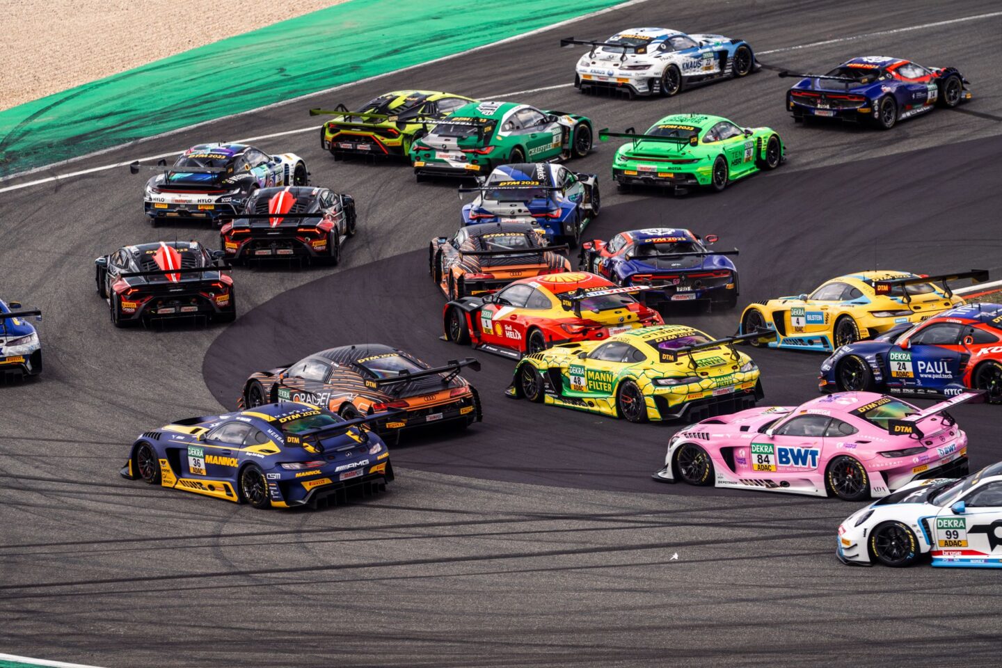 Rennwagen auf einer Rennstrecke in einer Kurve während eines Rennens.